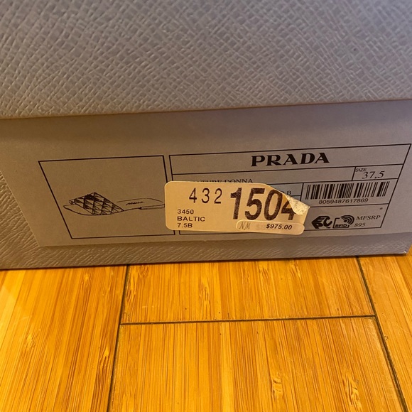 Prada Logo slide 7.5 - Picture 9 of 11